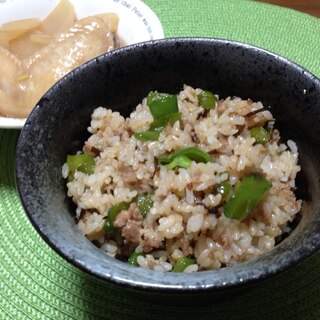 ピーマンと塩昆布と鶏ひき肉！のごはん